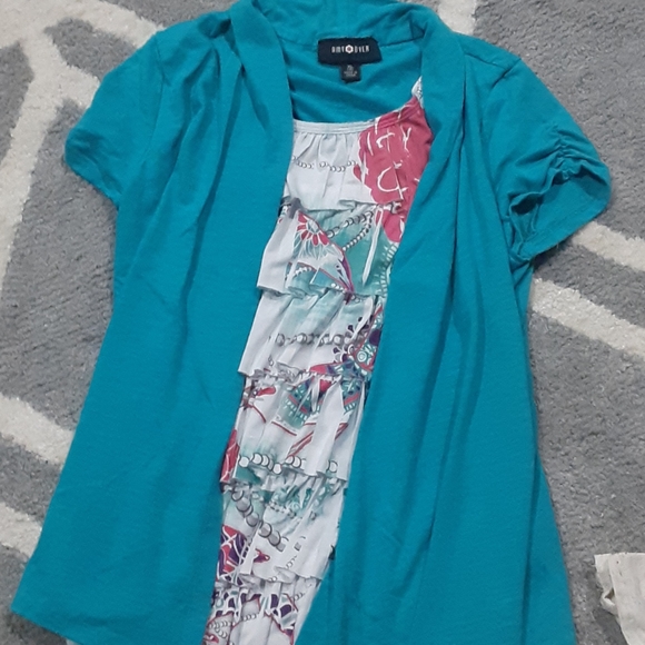 4 girls shirts - Picture 2 of 10